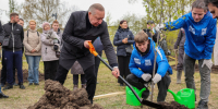 В общегородской субботник Александр Беглов вместе с петербуржцами вышел на уборку города и посадил черёмуху в Купчинском сквере - Metro Петербург