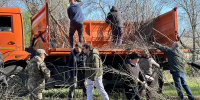 В субботнике в парке Алексеева приняли участие около 400 человек - Город Луганск