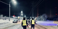 Сотрудники ДПС на зимней дороге - ИА Nord-News.Ru