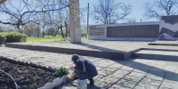 Связь поколений: подопечные и сотрудники провели субботник у мемориала - Министерство труда и социальной защиты
