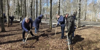 На уборку вышли семьями: в кировском Парке Победы прошел субботник - Город Киров