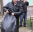 Жильцы уцелевших квартир вывозят вещи и покидают свой дом на Астраханской - КТВ-ЛУЧ