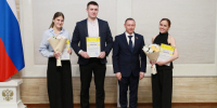 Депутат Законодательного Собрания Евгений Подгорный (второй справа) среди награждённых. - Законодательное собрание