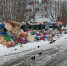 Ломовоз и мусоровоз в два этапа вывозят мусор из одного двора на Невского в Мурманске - ИА Nord-News.Ru