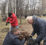 Александр Жуков и Сергей Пыхалов вместе с помощниками вышли на уборку сквера Депутатов - Городская Дума