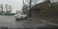 Врезавшийся в опору освещения на Лепешах водитель не справился с управлением - Pln-Pskov.Ru