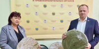 Антон Мороз передал псковским волонтерам материалы для плетения маскировочных сетей - Pln-Pskov.Ru