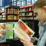 Книги Роя, Мураками и Хомского будут маркировать из-за упоминания наркотиков - M24.Ru
