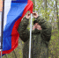 На фотографии изображен участник акции «Флаг Памяти», Изображение. - U74.Ru