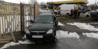 машина стоит на обочине в городе - ИА Nord-News.Ru