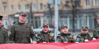 Многометровое Знамя Победы развернули в центре Пскова. ФОТО - Pln-Pskov.Ru