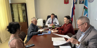 День приема граждан: Евгений Перфильев принял ветерана отрасли - Минэкологии РС(Я)