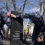 Военнослужащие Росгвардии Тувы облагородили место захоронения ветерана ВОВ - Росгвардия