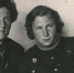 Лидия Литвяк (слева) к 21 году совершила столько боевых вылетов, сколько не сделали летчики-мужчины | Источник: Государственное бюджетное учреждение культуры и дополнительного образования города Москвы «Мультимедийный комплекс актуальных искусств» / goskatalog.ru - 76.Ru