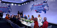 Путин на бесермянском наречии поприветствовал представительницу народа в "Манеже" - M24.Ru