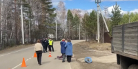 Лесовоз перевернулся на улице Джамбула в Иркутске - IrkutskMedia.Ru