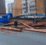 На развязке Иркутного моста в Иркутске опрокинулся лесовоз с бревнами - Baikal24.Ru