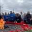 Более ста жителей Петербурга и Ленобласти возложили гвоздики к мемориалу в Зайцево - Online47.Ru