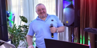Житель Валуйского округа Андрей Стёпин благодаря соцконтракту занимается оформлением праздников. - Валуйский городской округ