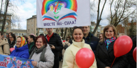 1 мая на площади у спортивной школы развернулось красочное действо — акция «Достойный труд каждого — гарантия благополучия» - Бологовский район
