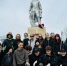 Семьи с детьми пришли на субботник к братскому захоронению в Сясьстрое - SyasNews.Ru