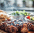 Армянский шашлык из свинины в духовке: сочное мясо с картошкой и летним салатом - Кубанские Новости