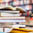 Стопка книг на столе в книжном магазине - Краевое профобъединение