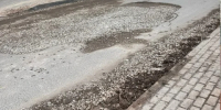 В переулке Воскресенский заделают гигантскую яму на дороге - Калужский перекрёсток
