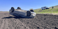 В Самарской области женщину зажало в автомобиле, который опрокинулся в кювет 4 мая - ГТРК Самара