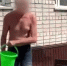 В Барнауле мужчина накричал на девушек / Кадр из видео - ИА Амител