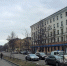 человек идет по тротуару весной - ИА Nord-News.Ru