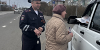 В Лесосибирске сотрудники Госавтоинспекции и общественники вручили водителям главный символ Дня Победы и призвали к соблюдению ПДД - Газета Заря Енисея