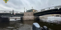 В Петербурге катер столкнулся с опорой Мало-Конюшенного моста: капитан и пассажиры покинули место аварии - ТК Санкт-Петербург