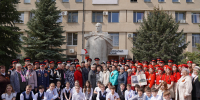 «Жуков – это Победа!»: митинг памяти накануне 9 Мая объединил старшее и молодое поколение волжан - Администрация г. Волжский