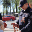 Полицейские раздали псковичам георгиевские ленточки - InformPskov.Ru