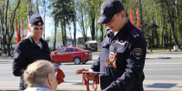 Полицейские раздали псковичам георгиевские ленточки - InformPskov.Ru