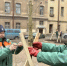 Садовники Петербурга подвязали молодые деревья, чтобы защитить их от ветра - Spbdnevnik.ru
