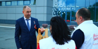 Герой России Дмитрий Перминов встретил в Омске частицу Вечного огня от Могилы Неизвестного Солдата - Вечерний Омск