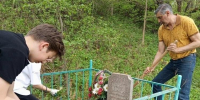 Школьники из Великих Лук в честь Дня Победы приняли участие в акции «Обелиск у дороги» - Pln-Pskov.Ru