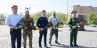Андрей Воробьёв вместе с ветеранами СВО возложил цветы к мемориалу в Можайске - РТВ-Подмосковье