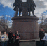 Учсатники церемонии возложения цветов к памятнику основателям города Екатеринбурга. Фото: Леонид Кузнецов - Свердловское отделение РГО