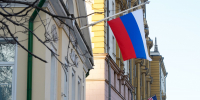 Флаг на здании посольства США в Москве - ИА Общественная служба новостей