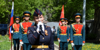«Парад у дома ветерана»: в Октябрьском районе поздравили участника Великой Отечественной войны Дмитрия Позднякова с наступающим Днём Победы - Администрация г. Барнаул