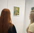 На фотографии посетители знакомятся с портретами участников Великой Отечественной войны и СВО, Изображение. - Правительство Челябинской области