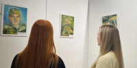 На фотографии посетители знакомятся с портретами участников Великой Отечественной войны и СВО, Изображение. - Правительство Челябинской области