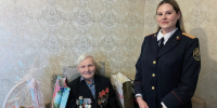 В Воронеже следователь регионального управления СК России поздравила ветерана с днем рождения - Следственный комитет