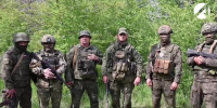 Бойцы астраханского противотанкового дивизиона поздравили ветеранов с Днём Победы - Астрахань 24