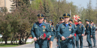 Спасатели, члены Молодежного совета и ветераны чрезвычайного ведомства возложили цветы к монументу «Три штыка» в канун Дня Победы - МЧС