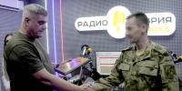 В Херсонской области росгвардейцы поздравили коллектив ТРК «Таврия» с Днем радио - Henichesk.Ru