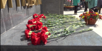 Тюменцы в преддверии Дня Победы возложили цветы к мемориалам и памятникам - ГТРК Регион-Тюмень